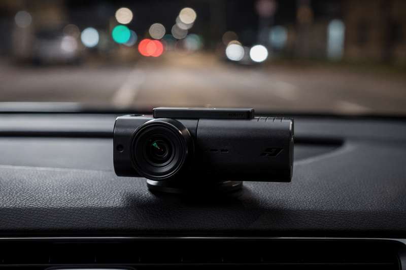 Una dashcam montata sul parabrezza di un'auto che registra la strada di notte con visione infrarossi in alta definizione.