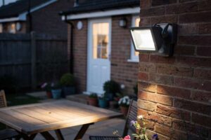 Migliore illuminazione di sicurezza per case nel Regno Unito: fari, sensori PIR e altro
