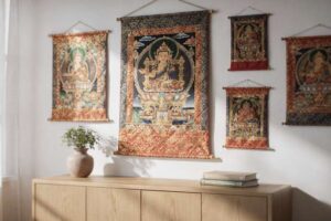 Thangka tibetana appesa alla parete di una camera da letto minimale che crea un'atmosfera zen e meditativa.