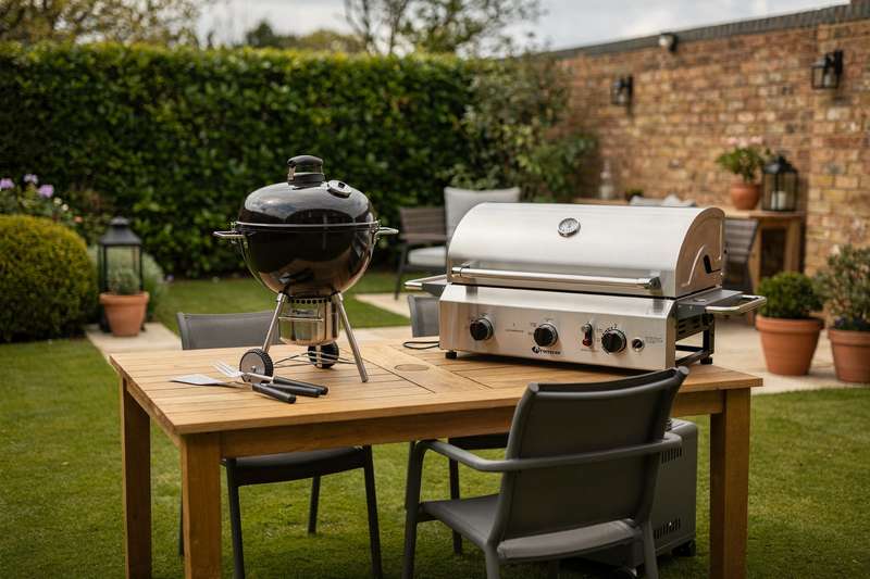Uomo che griglia carne su un barbecue a gas nel giardino durante una cena esterna con amici.