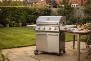 Persona che accende il barbecue a carbone nel giardino di casa sua durante una bella giornata di sole.