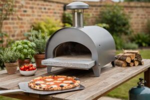 Una famiglia che cena intorno a un forno per pizza in terracotta nel giardino durante il tramonto.