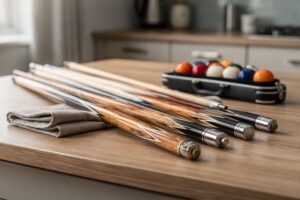 Mani di un giocatore che impugna con precisione una stecca da snooker durante una partita al tavolo da gioco.